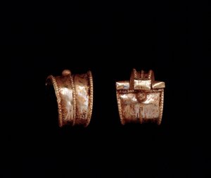 Etruskische beschaving: paar gouden oorbellen - 6e eeuw v.Chr. Uit Pescia, nabij Rome door Etruscan