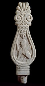 Etruskische beschaving: grafsteen in gres versierd met de silhouet van een gevleugelde leeuw uit Londa in Italië. 550-500 v.Chr. Florence, Museo Archeologico door Etruscan