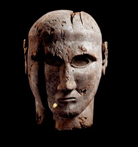 Hoofd van een man, houten sculptuur met sporen van goud, 7e eeuw v.Chr. door Etruscan