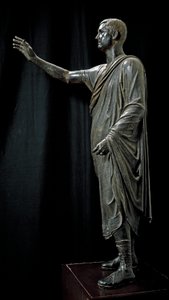 Romeins Etruskische kunst: bronzen standbeeld van Aulo Metello genaamd de Harangueur - 80 v.Chr., Van Pila bij Perugia, Dim. 179 cm - Florence, Museo Archeologico - Portret van Aule Metele (Aulus Metellus) ook bekend als De Orator (L