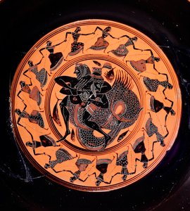 Terracotta kylix die Hercules afbeeldt vechtend met Triton, omringd door zeventien dansende Nereïden, 6e eeuw v.Chr. door Etruscan