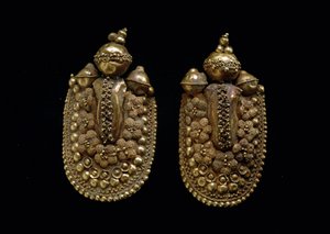 Etruskische kunst: gouden oorbellen Dim 6 cm Florence, Museo Archeologico door Etruscan Etruscan