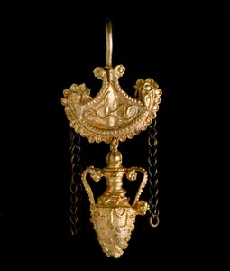 Etruskische kunst: gouden oorbel. 3e eeuw v.Chr. Uit Cerveteri. Dim. 3,4 cm Rome, Museo di Villa Giulia door Etruscan Etruscan