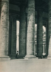 Deel van de colonnade op het Sint-Pietersplein, Rome, Italië, ca. 1926-1927