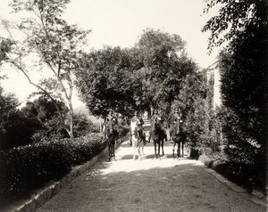 Een groep uniformed mannen te paard op de boerderij Lo Zucco, Sicilië, ca. 1900