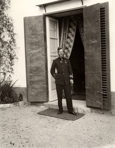 Portret van een man in uniform op de boerderij Lo Zucco, Sicilië, 1900 door Eugenio Interguglielmi