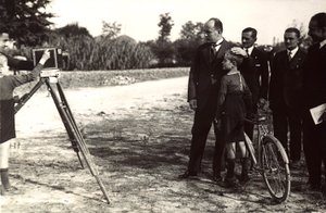 Mussolini poseert met zijn zoon voor een fotograaf door Eugenio Risi