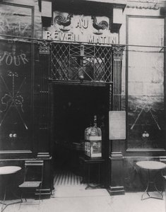 Au Réveil Matin, rue Amelot, 11e Arrondissement, Parijs door Eugène Atget