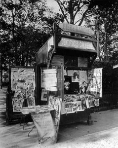 Kiosk in Parijs, c.1910 door Eugène Atget