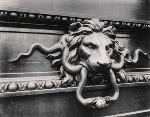 Leeuwen deurklopper, Parijs door Eugène Atget