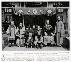 Een Chinese familie thuis, de Nationale Instelling voor Voetbinding door European Photographer