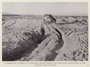 Een auto probeert Death Valley binnen te dringen en komt in moeilijkheden op de heetste plek op aarde door European Photographer