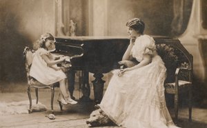 Portret van een vrouw die een jong meisje piano ziet spelen door European Photographer