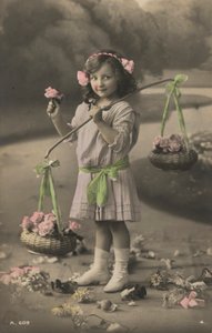 Portret van een jong meisje met manden bloemen