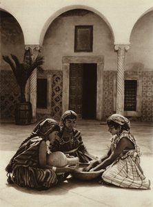 Tunis, Groep vrouwen in een Arabisch huis door European Photographer