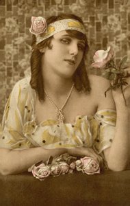 Vrouw poseert met bloemen (gekleurde foto) door European Photographer