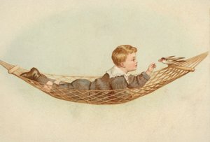 Jongen liggend in een hangmat die een vogel voedt