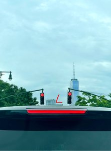 One World Trade en lachende verkeerslichten, ca 2020-24 (digitale kunst) door Evan Sklar