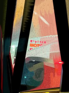 Rivera Motel bord gezien vanuit auto op regenachtige avond (digitale kunst) door Evan Sklar