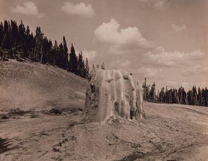 Lone Star Geyser Kegel, Yellowstone National Park door F. Jay Haynes