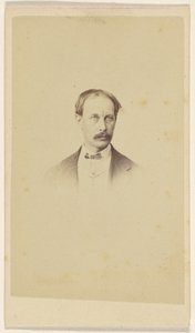 [Ongeïdentificeerde man met snor, in vignetstijl].