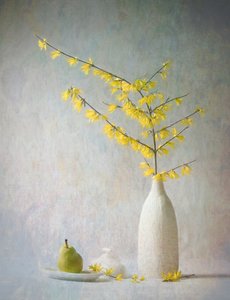 Gele bloemen en een peer door Fangping Zhou