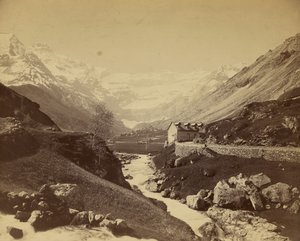 [Rivier stroomt door bergvallei] door Farnham Maxwell Lyte