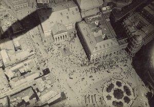 [Stadslandschap met schaduw van zeppelin]. door Fedele Azari