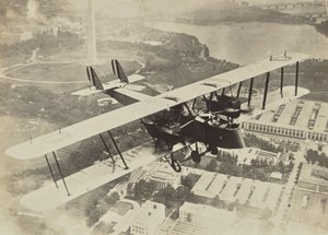 [Vliegend vliegtuig boven Washington D.C.]. door Fedele Azari