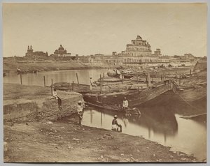 Brug van Boten over de Gumti Rivier nabij de Chattar Manzil en Fusseed Bakah of Oud Paleis door Felice A. Beato