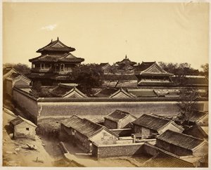 [Eerste uitzicht in Peking vanaf de Anting Poort]. door Felice Beato