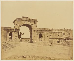 [Poort die leidt naar de Residentie, gewoonlijk de Bailee Wachtpoort, gehouden door Luitenant-kolonel R.H.M. Aitken, van de 13e Bengaalse Inheemse Infanterie].