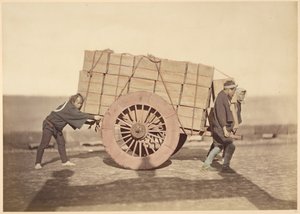 [Mannen duwen een wagen]