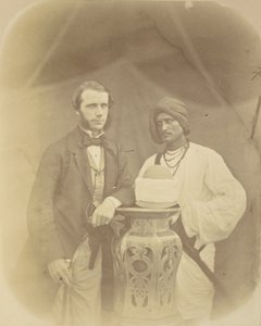 Portret van J.D. Forsyth, Esq., C.S. Sec., Hoofdcommandant in Oude met zijn Indiase dienaar door Felice Beato
