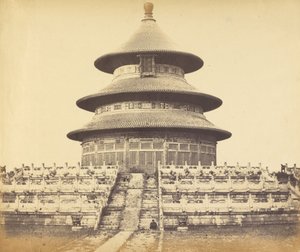 Heilige Tempel van de Hemel waar de keizer eenmaal per jaar offert in de Chinese stad Peking, oktober door Felice Beato