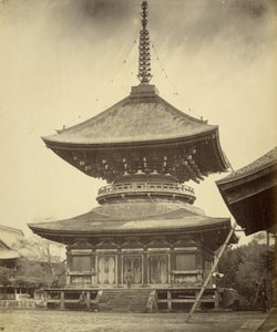 Eénverdiepingspagode, Hachiman-schrijn, Kamakura door Felice Beato