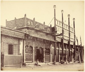 [Straat en winkels in de Tartarenstad bij Peking]. door Felice Beato
