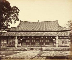 [Tempel in Tartarenwijk, Kanton, China]. door Felice Beato
