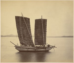 De eerste Koreaanse jonk die zendingen aan boord van de U.S.S. Colorado brengt, meteen nadat het anker is uitgegooid door Felice Beato
