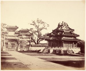 [Het Grote Keizerlijke Paleis, Peking]. door Felice Beato