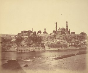 Het Muchee Bhawan Fort en de Gomti Rivier Gezien vanaf de Stenen Brug door Felice Beato