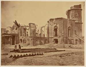 [De residentie vanaf de voorkant, met de kamer waarin Sir Henry Lawrence werd gedood]. door Felice Beato