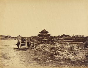 Bovenkant van de muur van Peking met de Chinese kanonnen gericht op onze batterijen, 14 oktober 1860 door Felice Beato