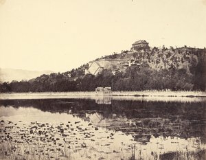 Zicht op het Keizerlijk Zomerpaleis, Yuen-Ming-Yuen, na de brand, genomen vanaf het meer, Peking, 18 oktober 1860