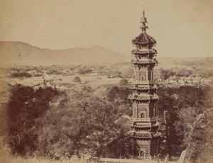 Uitzicht op het Zomerpaleis Yuen Min Yuen, Peking, met de Pagode voor de Verbranding, Oktober 1860