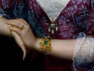 Portret van Anna Opulich, detail van hanger en armband
