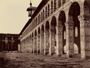 Enfilade van de Grote Moskee, zuidzijde, op de binnenplaats (Damascus) door Félix Bonfils