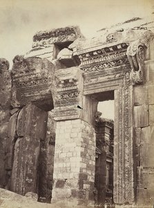 Ingang van de Tempel van Jupiter of de Tempel van de Zon, in de archeologische zone van Heliopolis of Baalbek, oude Syrische stad, nu Libanon