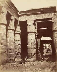 Interieur van de eerste binnenplaats van de tempel van Ramses III in Karnak [Thebe] door Félix Bonfils