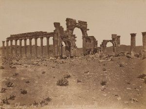 Palmyra: overzicht van de triomfboog en de zuilengalerij door Félix Bonfils